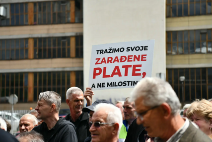 Blizu 250 radnika Krivaje ispred zgrade Vlade FBiH, krive premijera Nikšića: Mi nemamo hljeba da jedemo...