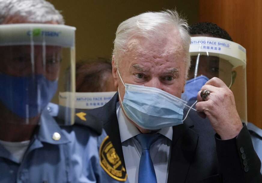 FOTO: EPA/PETER DEJONG / POOL