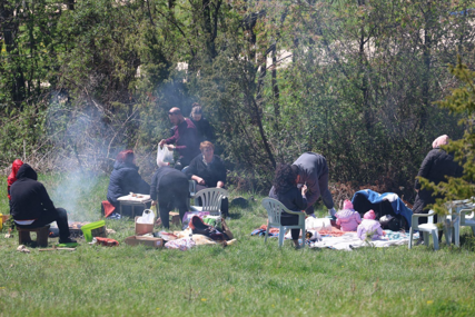 Osjeti se miris roštilja: Sarajevska izletišta puna  (FOTO)