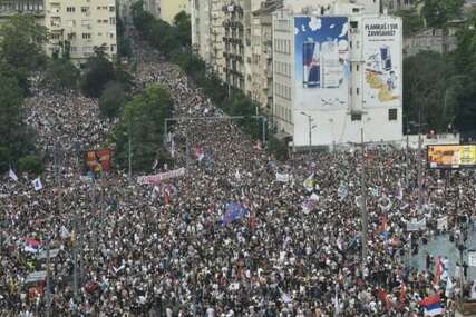 Protesti na Slaviji u Beogradu okupili skoro 200.000 ljudi