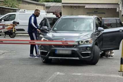 (FOTO) Sloba Vasić izašao iz bolnice "Laza Lazarević": Pjevač sa tamnim naočarima na licu, žena se ne odvaja od njega
