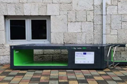 U centru Bihaća postavljena pametna solarna klupa