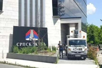 Po nalogu inspekcije: Uklonjen sporni natpis "Srpska kuća" sa objekta bivše kockarnice u Brčkom
