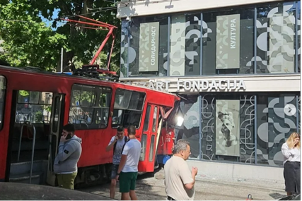 Stravična nesreća u Beogradu: Tramvaj iskočio iz šina i udario u zgradu, među povrijeđenima i dijete