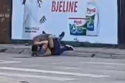 VIDEO U centru Banja Luke: Dvojica muškaraca se tuku nasred ulice, prolaznici samo gledaju