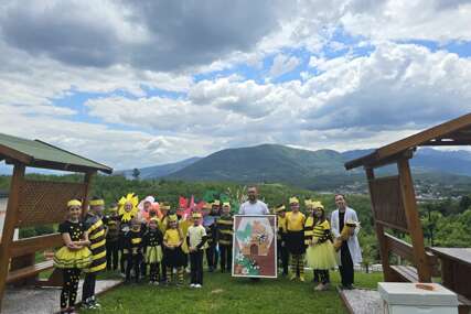 Mališani pjesmom i edukacijom obilježili Svjetski dan pčela na Maksuz pčelinjaku