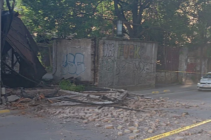 Sarajevo: Obrušio se zid u centru grada, policija prostor ogradila žutom trakom