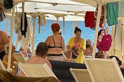 (FOTO) SKANDAL U BUDVI ZBOG LEŽALJKI OD 15 EURA Pjevačica pravila haos na plaži, gurala se sa turistima da zauzme mjesto