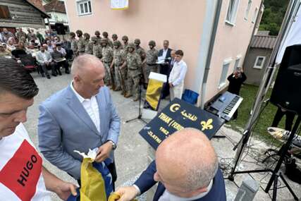 Ministar Helez otkrio spomenik Mufidu Tihaku, Zlatnom ljiljanu Armije RBiH