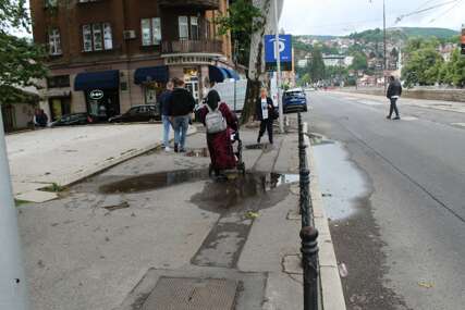 Sarajevske krive razglednice: Briga nas za trotoar (FOTO)