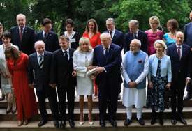 Šta se stvarno dešavalo iza kulisa G7? Meloni pričala o ostavljanju cigareta, Trump bacio oko na Macronov sat!