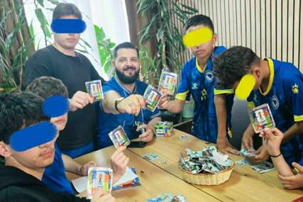 LIJEPA GESTA Antidayton pokret donio mundijalsku čaroliju i obradovao Panini sličicama mališane u Domu Bjelave