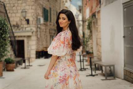 Makarska, mediteran i raskošan vokal: Marijana Soldo predstavila pjesmu “Vrati mi ljubav”