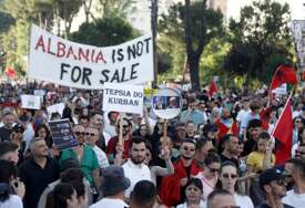 Demonstranti srušili žičanu ogradu na još jednom gradilištu u Albaniji, odzvanjali uzvici "Revolucija"