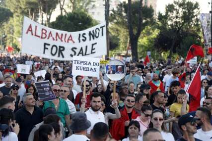 Demonstranti srušili žičanu ogradu na još jednom gradilištu u Albaniji, odzvanjali uzvici "Revolucija"