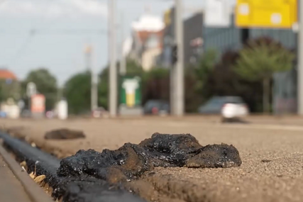 Tramvaji u njemačkom gradu stali nakon što se asfalt "rastopio"!? (VIDEO)