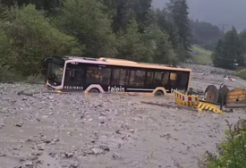 Nevrijeme u Austriji: Odroni i bujice odnijeli autobus, vozač povrijeđen