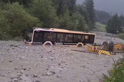 Nevrijeme u Austriji: Odroni i bujice odnijeli autobus, vozač povrijeđen
