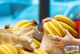 Ako vidite da su banane u marketu vlažne, ne kupujte ih: Evo šta se krije iza toga!