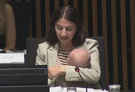 (VIDEO) Beba za pregovaračkim stolom EU privukla pažnju ministara i javnosti