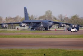Američki bombarder B-52 srušio se u Kaliforniji (VIDEO)