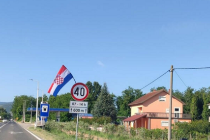 Nelogično i nepravedno: Zastave BiH sklonjene, a po Čapljini postavljene zastave Hrvatske