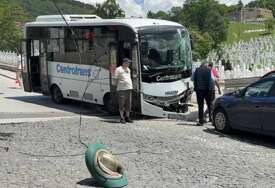 Centrotransovom minibusu otkazale kočnice na Kovačima, vozač udario u stub da bi spriječio veću nesreću