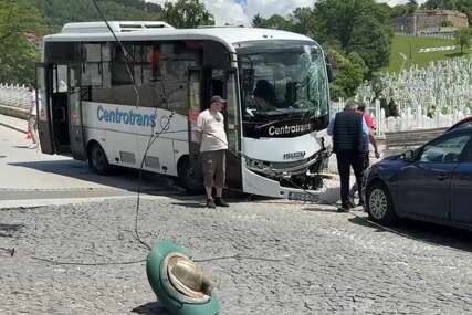 Centrotransovom minibusu otkazale kočnice na Kovačima, vozač udario u stub da bi spriječio veću nesreću