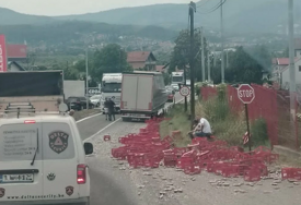 Nezgoda kod Viteza: Stotine flaša Coca-cole završile na cesti, saobraćaj otežan