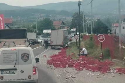 Nezgoda kod Viteza: Stotine flaša Coca-cole završile na cesti, saobraćaj otežan
