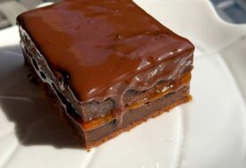 Brzo i lako: Recept za čokoladni kolač koji se peče tačno 10 minuta
