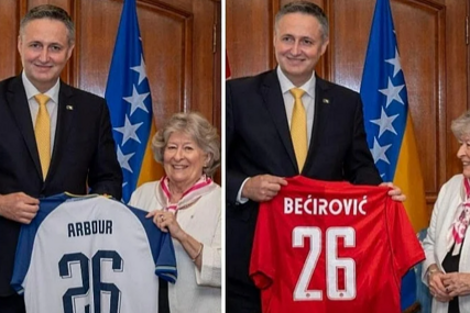 U duhu mundijala: Denis Bećirović i guvernerka Kanade Louise Arbour razmijenili dresove