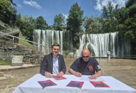 Muzički spektakl godine pod vodopadom u Jajcu - Regionalne zvijezde stižu na Desant 2026