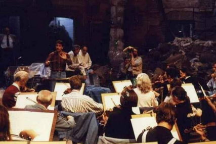 SJEĆANJE NA MOZARTOV REQUIEM U RUŠEVINAMA Godišnjica spektakla koji je iz opkoljenog Sarajeva poslao poruku svijetu