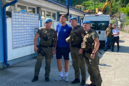 Edin Džeko obradovao navijače na Grbavici, priliku za fotku iskoristili i specijalci (VIDEO)