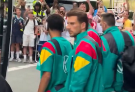 NIJE MU LAKO Njemačku zvijezdu prati fan-luđak koji urla njegovo prezime gdje god se fudbaler pojavi (VIDEO)