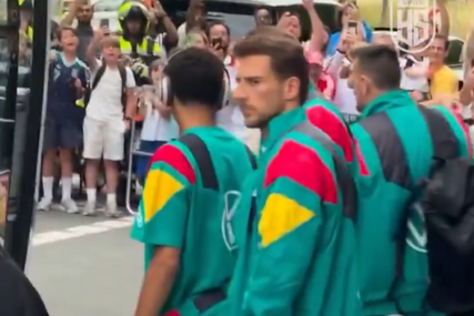 NIJE MU LAKO Njemačku zvijezdu prati fan-luđak koji urla njegovo prezime gdje god se fudbaler pojavi (VIDEO)