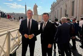 Hurtić u Vatikanu: Papa dobio dres fudbalske selekcije BiH sa njegovim imenom i cvijet Srebrenice