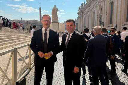 Hurtić u Vatikanu: Papa dobio dres fudbalske selekcije BiH sa njegovim imenom i cvijet Srebrenice