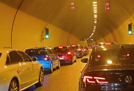 Obustavljen saobraćaj na autoputu ispod Vogošćanske petlje: Sudarila se tri vozila