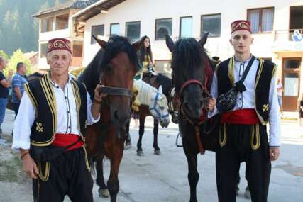 Svečani ispraćaj u Karau­li - Konjanici čuvaju tradiciju staru više od 500 godina