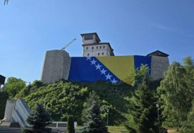 Zastava BiH postavljena na kulu Husein-kapetana Gradaščevića