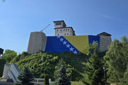 Zastava BiH postavljena na kulu Husein-kapetana Gradaščevića