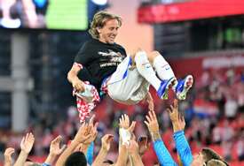 Modrić ušao u "Klub 200", saigrači ga bacali u zrak...