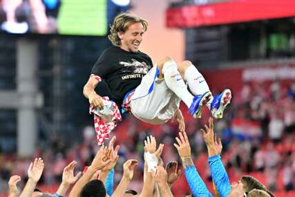 Modrić ušao u "Klub 200", saigrači ga bacali u zrak...