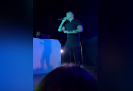 Srbijanski folker pao sa scene tokom nastupa u Hrvatskoj: "Opet po noći nosi sunčane naočale"