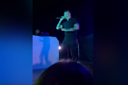 Srbijanski folker pao sa scene tokom nastupa u Hrvatskoj: "Opet po noći nosi sunčane naočale"