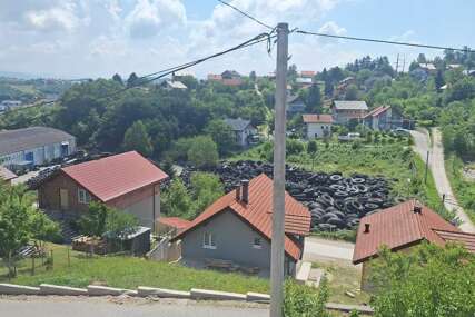 Stanovnici Miševića upozoravaju: Hiljade guma uz porodične kuće predstavljaju ekološku i sigurnosnu prijetnju