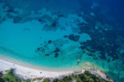 Na plaži na Sardiniji zabranjeni suncobrani