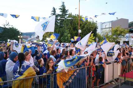 Oko hiljadu navijača u mostarskoj fan zoni prati utakmicu Kanada - BiH